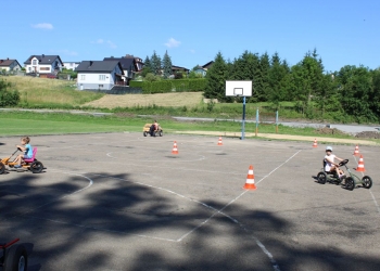 Otwarcie placu zabaw w Gumnach - tor gokartowy
