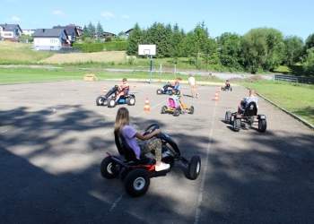 Otwarcie placu zabaw w Gumnach - tor gokartowy