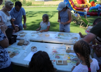 Otwarcie placu zabaw w Gumnach - warsztaty mały cieśla