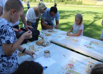 Otwarcie placu zabaw w Gumnach - warsztaty mały cieśla