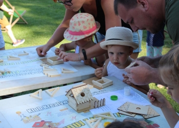 Otwarcie placu zabaw w Gumnach - warsztaty mały cieśla