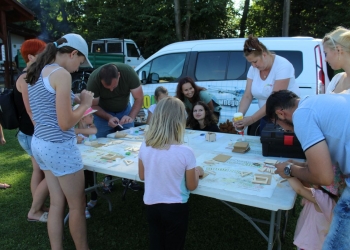 Otwarcie placu zabaw w Gumnach - warsztaty mały cieśla