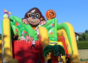 Otwarcie placu zabaw w Gumnach - dmuchaniec