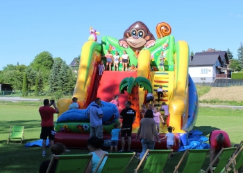 Otwarcie placu zabaw w Gumnach - dmuchaniec