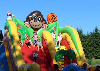 Otwarcie placu zabaw w Gumnach - dmuchaniec