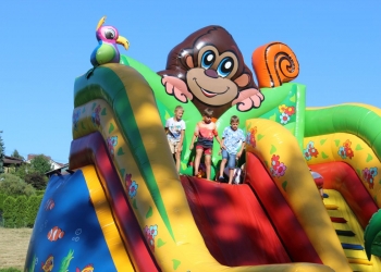 Otwarcie placu zabaw w Gumnach - dmuchaniec