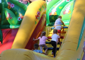 Otwarcie placu zabaw w Gumnach - dmuchaniec