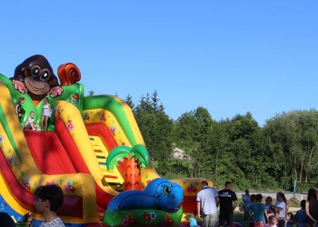 Otwarcie placu zabaw w Gumnach - dmuchaniec