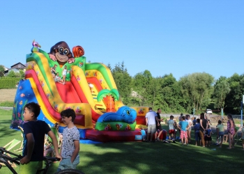 Otwarcie placu zabaw w Gumnach - dmuchaniec