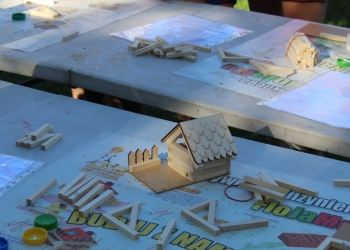 Otwarcie placu zabaw w Gumnach - warsztaty mały cieśla