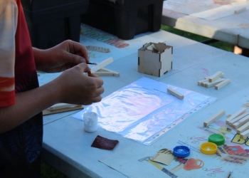 Otwarcie placu zabaw w Gumnach - warsztaty mały cieśla