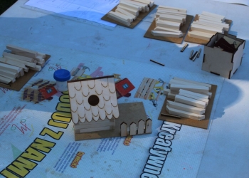 Otwarcie placu zabaw w Gumnach - warsztaty mały cieśla